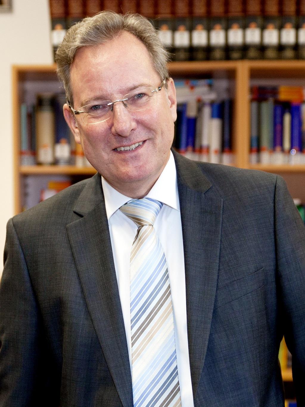 Profilbild von Professor em. Dr. Gerhard Schewe