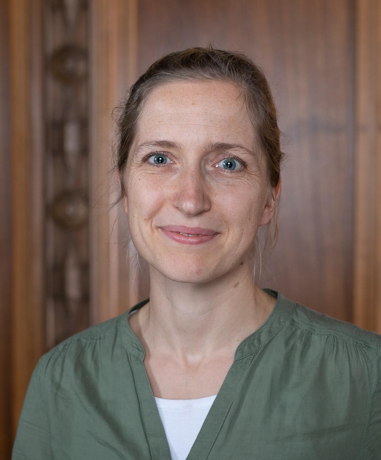 Profilbild von Professor Dr. Nadine Riedel